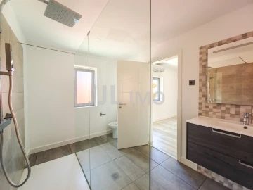 Moradia T3 para Arrendamento em Charneca de Caparica e Sobreda