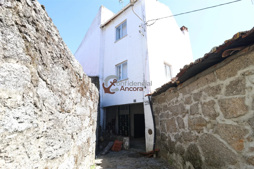 Moradia T3 para Venda em Vila Nova de Tazem Foto 1