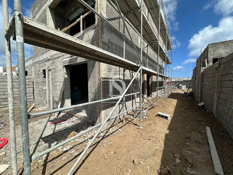 Moradia T3 para Venda em Pico da Pedra Foto 1