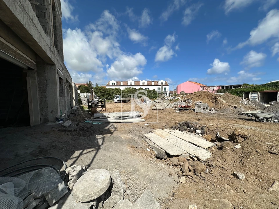 Moradia T3 para Venda em Pico da Pedra Foto 6