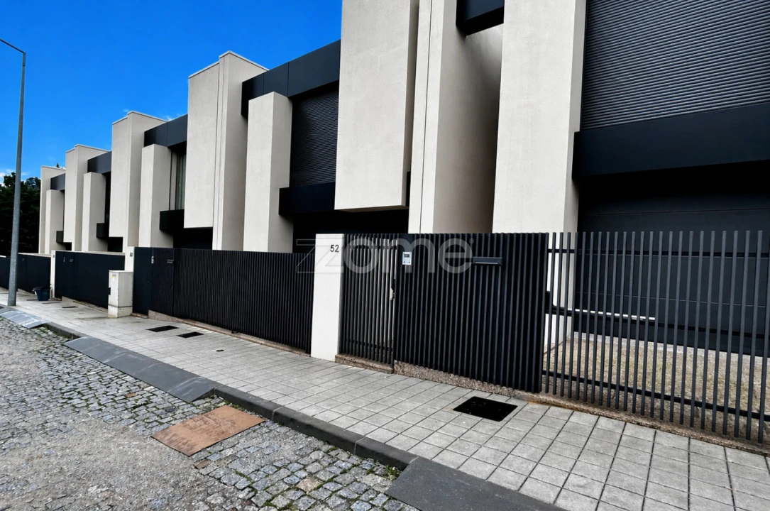 Moradia T3 para Venda em Fânzeres e São Pedro da Cova Foto 1