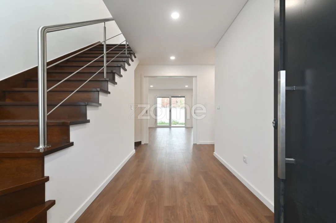 Moradia T4 para Venda em São Domingos de Rana Foto 2