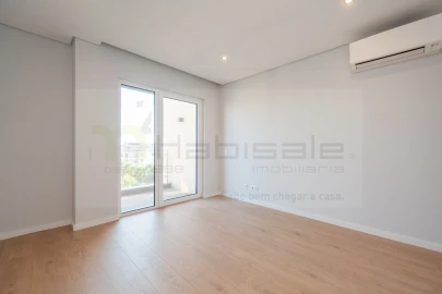 Apartamento T3 para Venda em Carcavelos e Parede