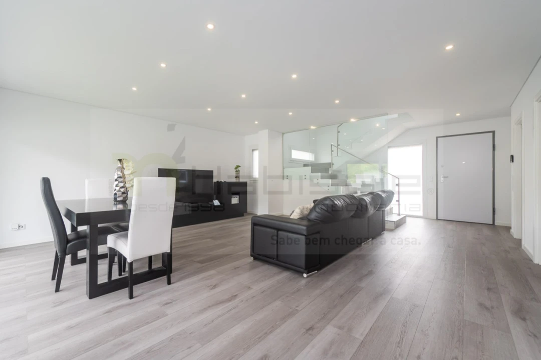 Moradia T4 para Venda em Pontinha e Famões Foto 17