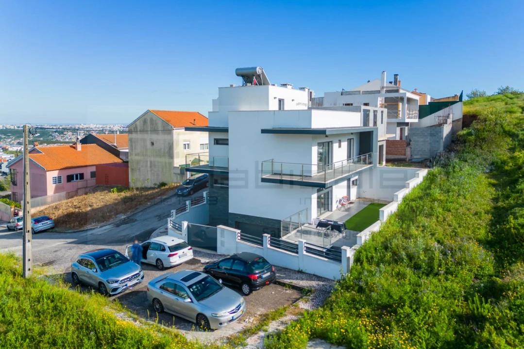 Moradia T4 para Venda em Pontinha e Famões Foto 46