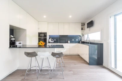 Moradia T4 para Venda em Pontinha e Famões