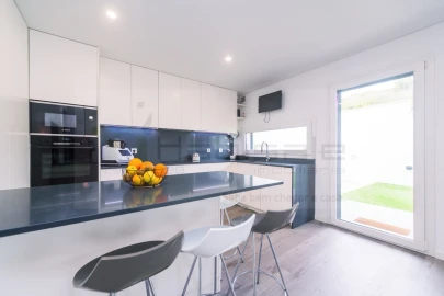 Moradia T4 para Venda em Pontinha e Famões