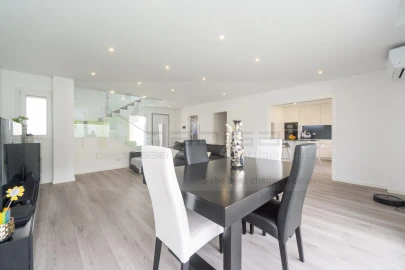 Moradia T4 para Venda em Pontinha e Famões