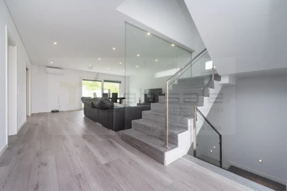 Moradia T4 para Venda em Pontinha e Famões