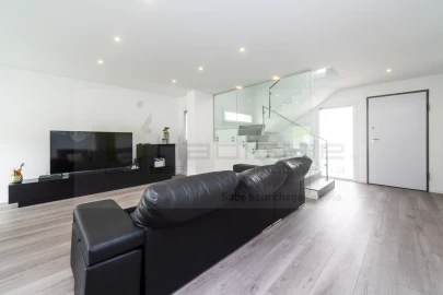 Moradia T4 para Venda em Pontinha e Famões