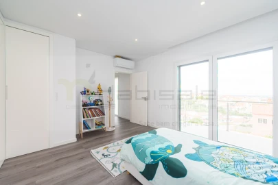 Moradia T4 para Venda em Pontinha e Famões