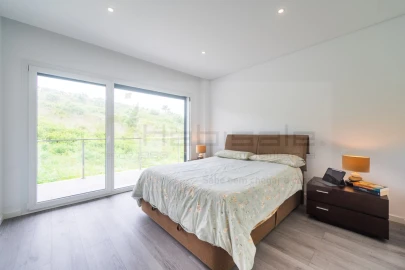 Moradia T4 para Venda em Pontinha e Famões