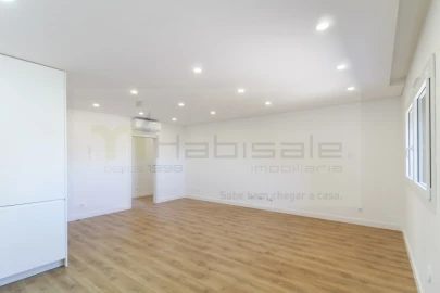 Apartamento T3 para Venda em Santo António dos Cavaleiros e Frielas