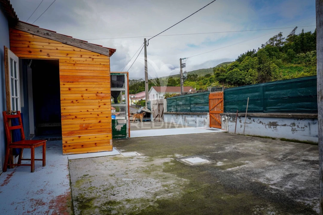 Moradia T2 para Venda em Lajes do Pico Foto 12