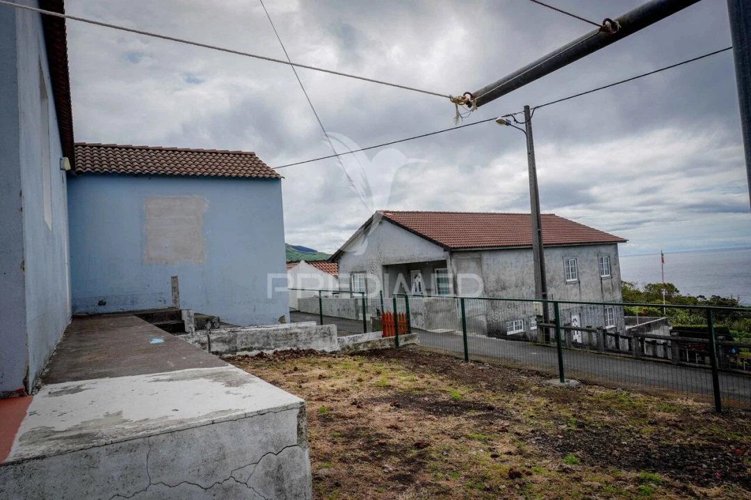 Moradia T2 para Venda em Lajes do Pico Foto 9