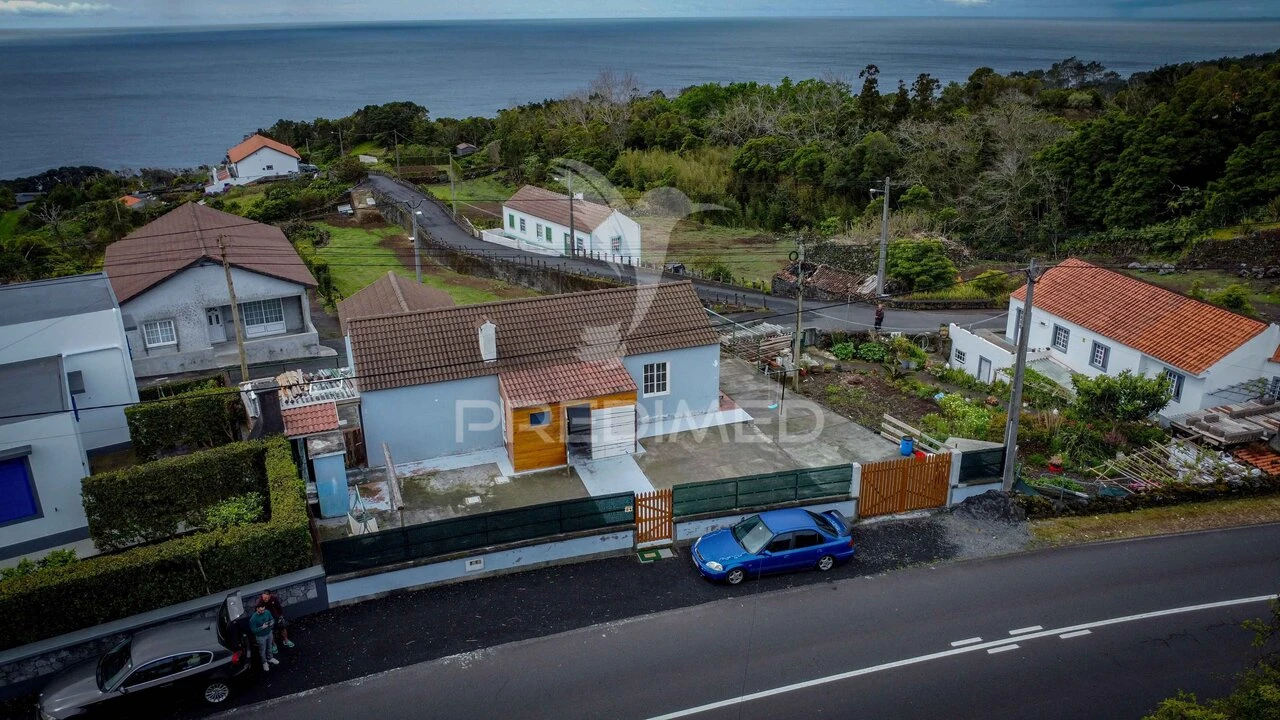 Moradia T2 para Venda em Lajes do Pico Foto 4