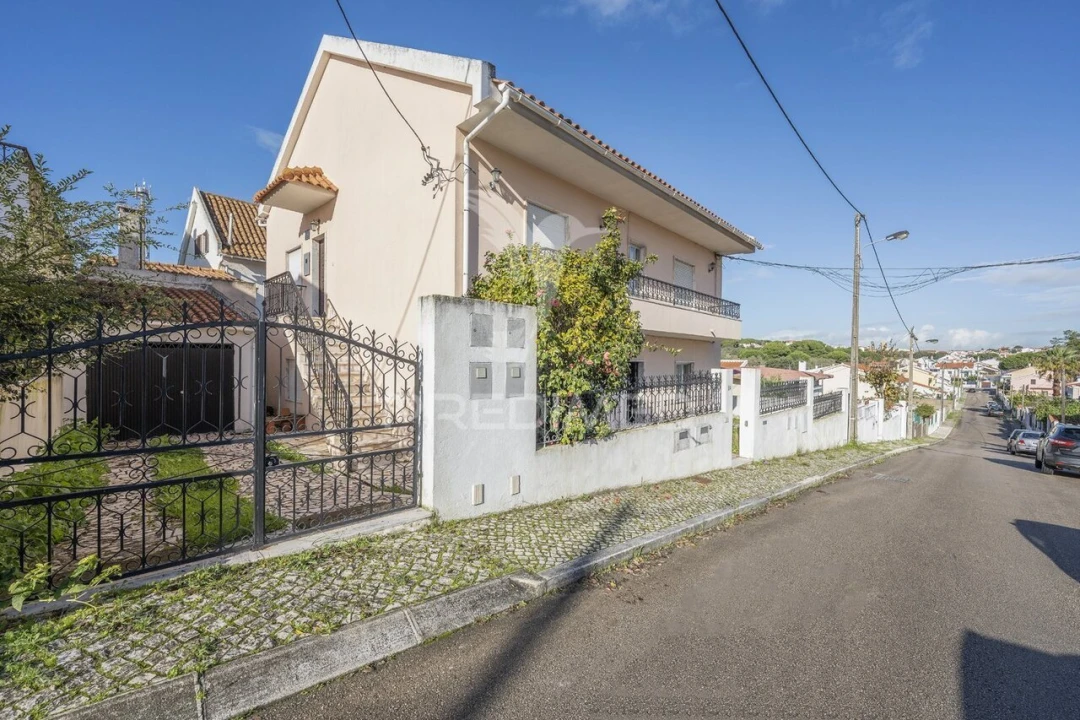 Moradia T4 para Venda em Charneca de Caparica e Sobreda Foto 1