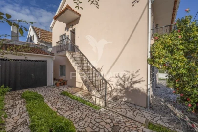 Moradia T4 para Venda em Charneca de Caparica e Sobreda