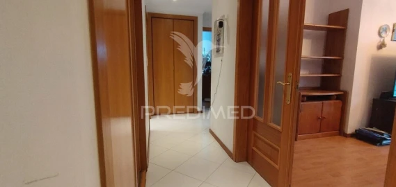 Apartamento T2 para Venda em Santo António dos Cavaleiros e Frielas