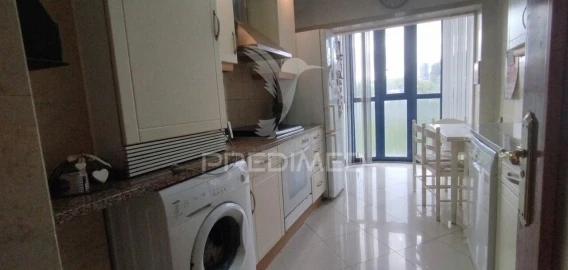 Apartamento T2 para Venda em Santo António dos Cavaleiros e Frielas