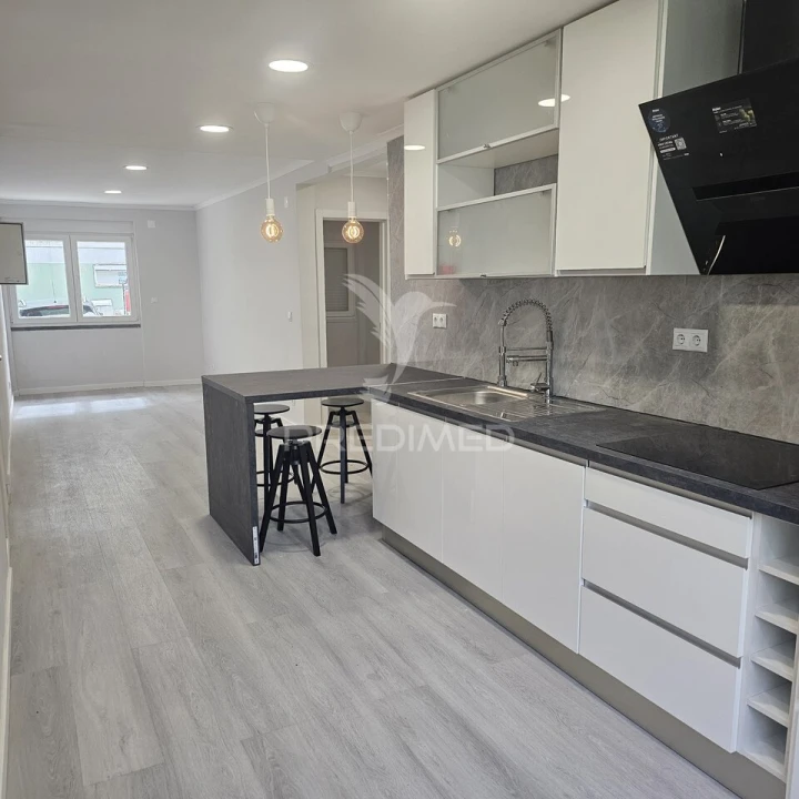 Apartamento T2 para Venda em Benfica Foto 1