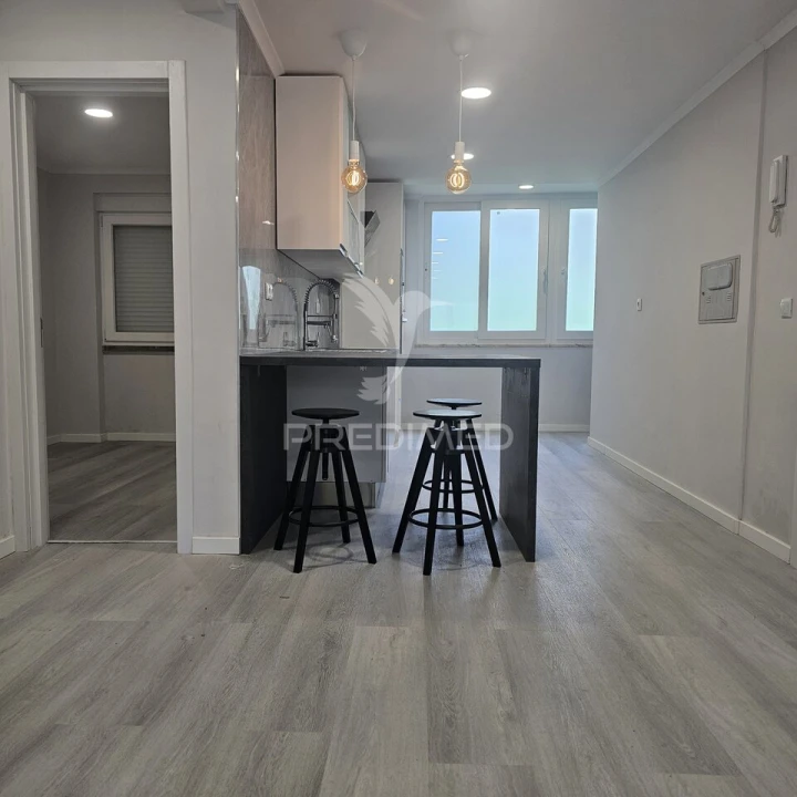 Apartamento T2 para Venda em Benfica Foto 5