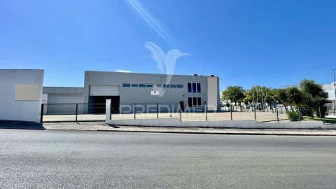 Armazém para Venda em Seixal, Arrentela e Aldeia de Paio Pires