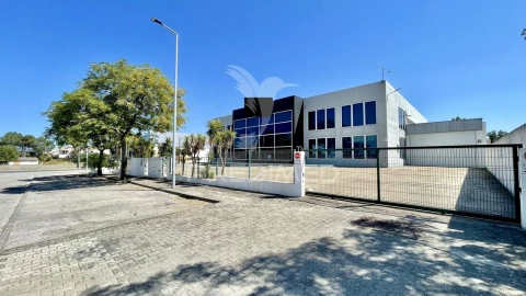 Armazém para Venda em Seixal, Arrentela e Aldeia de Paio Pires