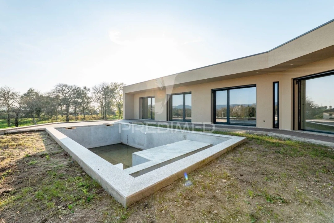 Moradia T3 para Venda em Lago Foto 35