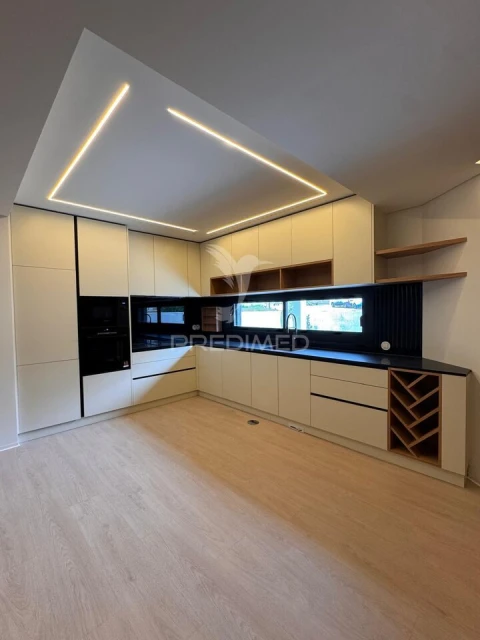 Moradia T5 para Venda em Madalena