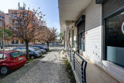 Loja para Trespasse em Mina de Água