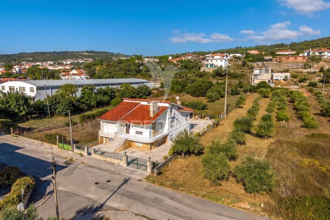 Moradia T4 para Venda em Minde Foto 1