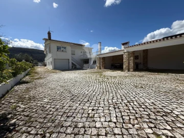 Moradia T4 para Venda em Minde