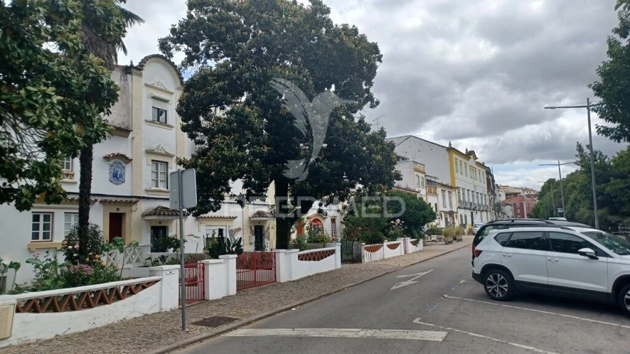 Moradia T8 para Venda em Sé e São Lourenço Foto 2