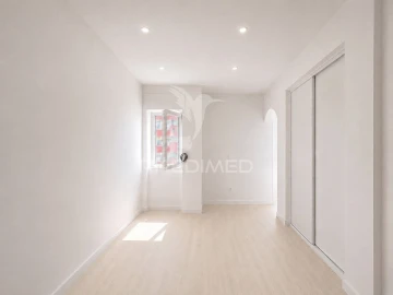 Apartamento T0 para Venda em Oeiras e São Julião da Barra, Paço de Arcos e Caxias