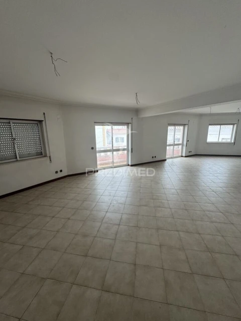 Loja para Venda em Porto de Mós - São João Baptista e São Pedro