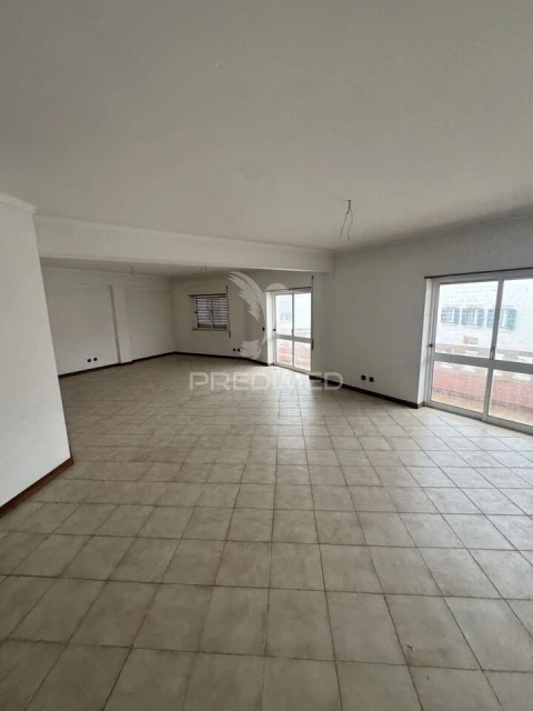 Loja para Venda em Porto de Mós - São João Baptista e São Pedro