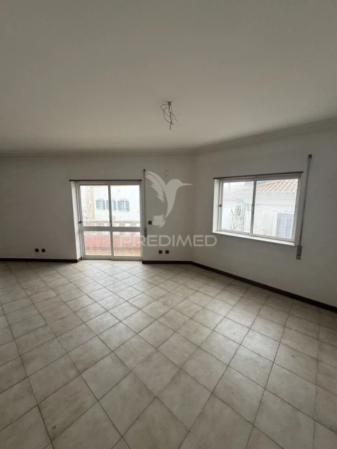 Loja para Venda em Porto de Mós - São João Baptista e São Pedro