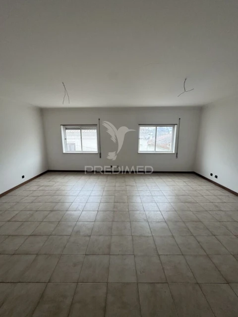 Loja para Venda em Porto de Mós - São João Baptista e São Pedro