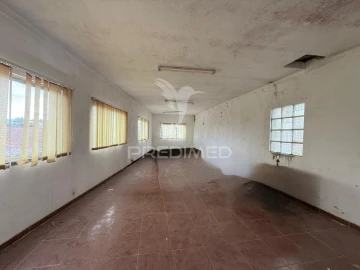 Armazém para Venda em Porto de Mós - São João Baptista e São Pedro