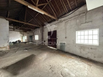 Armazém para Venda em Porto de Mós - São João Baptista e São Pedro
