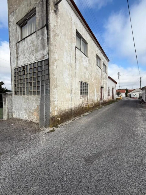 Armazém para Venda em Porto de Mós - São João Baptista e São Pedro