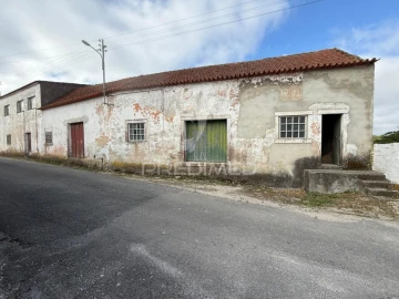 Armazém para Venda em Porto de Mós - São João Baptista e São Pedro