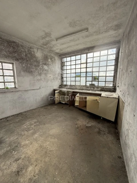 Armazém para Venda em Porto de Mós - São João Baptista e São Pedro