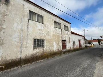 Armazém para Venda em Porto de Mós - São João Baptista e São Pedro