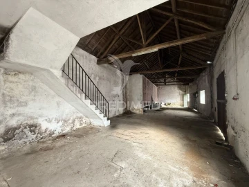 Armazém para Venda em Porto de Mós - São João Baptista e São Pedro