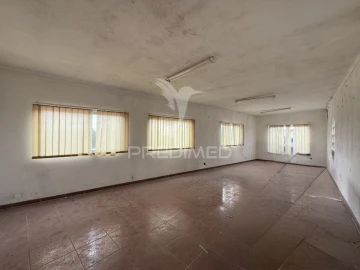 Armazém para Venda em Porto de Mós - São João Baptista e São Pedro