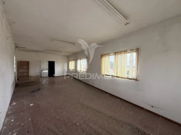 Armazém para Venda em Porto de Mós - São João Baptista e São Pedro