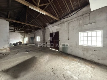 Armazém para Venda em Porto de Mós - São João Baptista e São Pedro