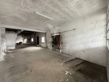 Armazém para Venda em Porto de Mós - São João Baptista e São Pedro